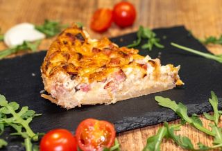 Lahodná kombinace křehkého těsta, voňavé slaniny a švýcarského sýra, která potěší každého milovníka slaných dobrot - to je...