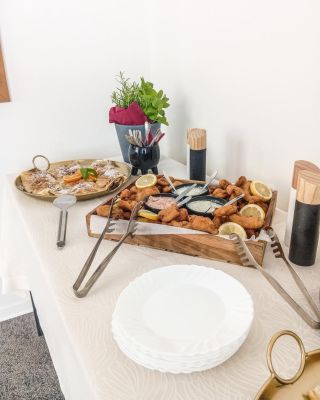 Hostíme ve velkém! 🍽️🤩 Tady je jedno poohlédnutí za akcí pro ČSOB. Bez olizování za ušima se neobešla! 🤤 Děkujeme, že jsme...